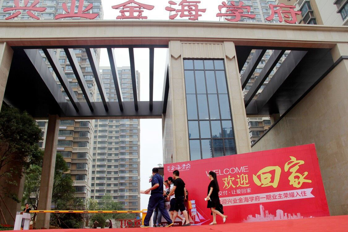 步入交房区,从小区正门直到入户,"欢迎回家"的字样温暖着业主回家的每